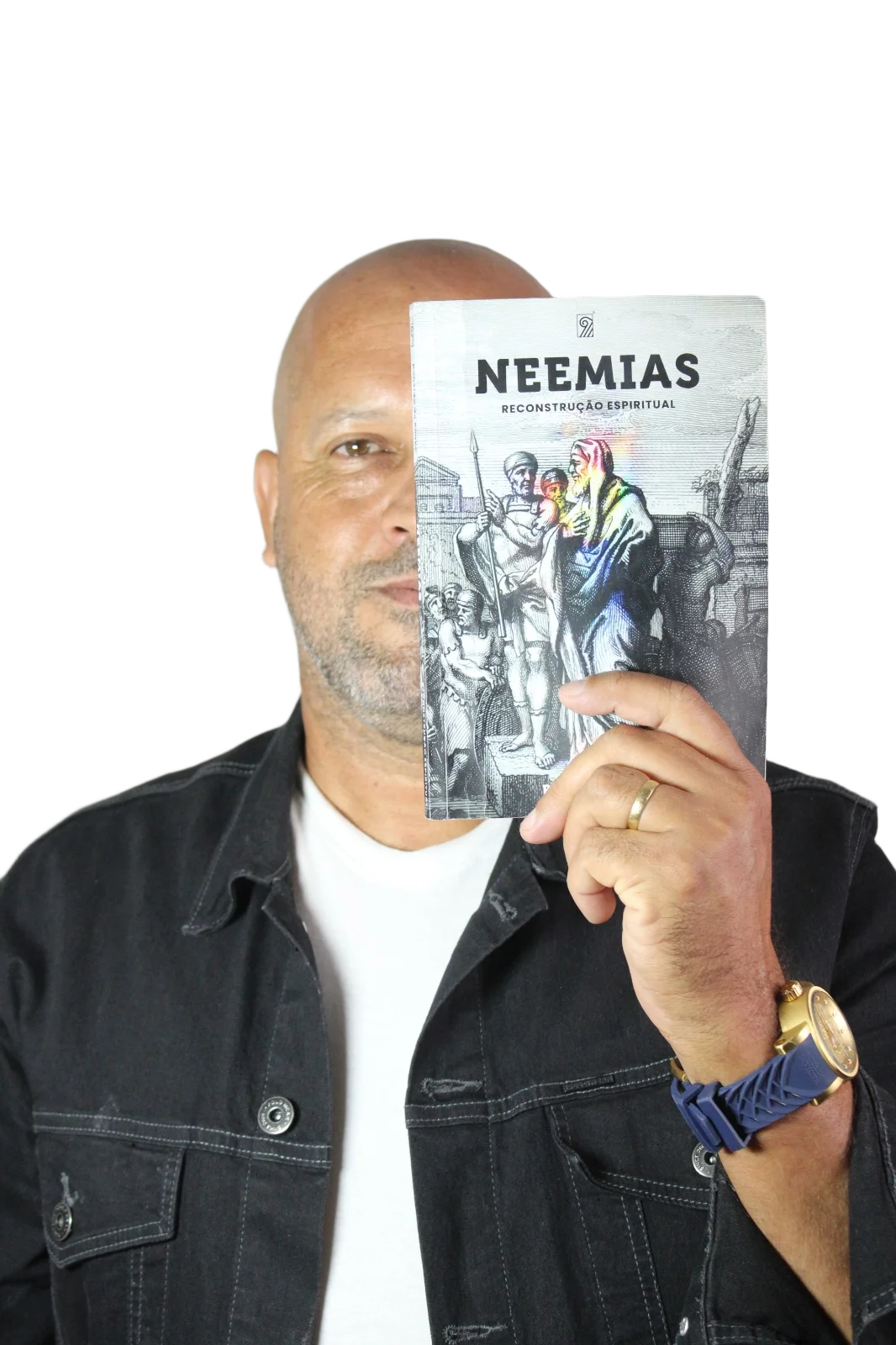 Ronaldo Souza segurando um livro